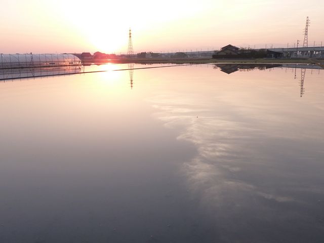 「きときとファーム」近辺。
朝焼けです。
水田に水が入ると、とっても綺麗(^o^)。_体験農園「きときとファーム」