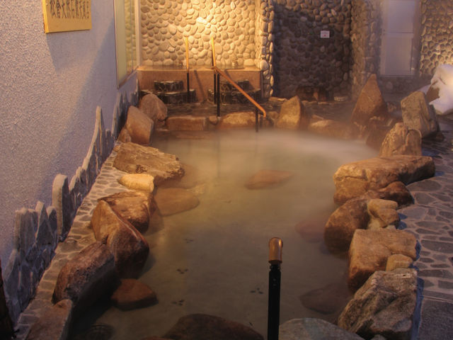 飛騨高山日帰り温泉 ひだまりの湯 夜の露天風呂_飛騨高山温泉 ひだまりの湯