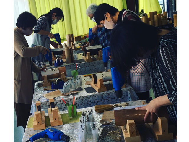 ���Ԃő̌��I_�|���U�H�[