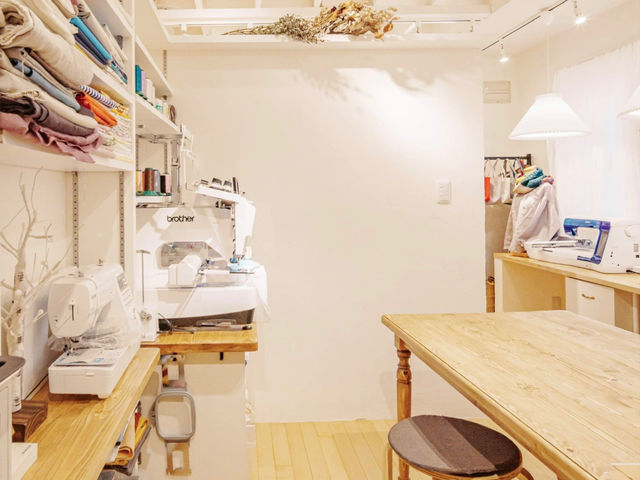 �n�[�o���E���̌��A�g���G
�h�J�H�[��\�[�C���O����������Ă��܂�
�X���A�g���G�̕ǂɂ̓E�B���X���z�������ł�������ʂ̂���k�C���̃z�^�e�����h���Ă��܂�
_Bonheur Fil