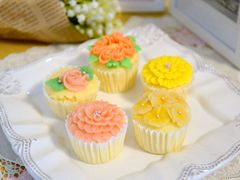 白あんに食紅やドライパウダーでお好きな色を付け、さまざまな口金を使ってお花を絞り、カップケーキの上に可愛くデコレーションしてみましょう。_アロマトリートメントプライベートサロンCome to do