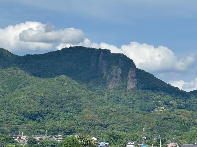 �s�����̍����͖�80���[�g���A������100���[�g���ł��B�s��������{���Ƃ����J��C�s�������ƂɗR�����܂��B_����肩���H