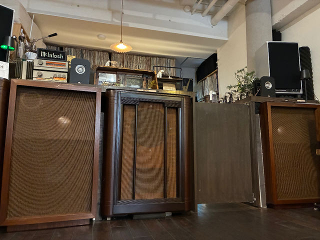 JBLp[NlXALTEC 604EȂǂ̃Xs[J[痬郂_WY_cafe Blue moon