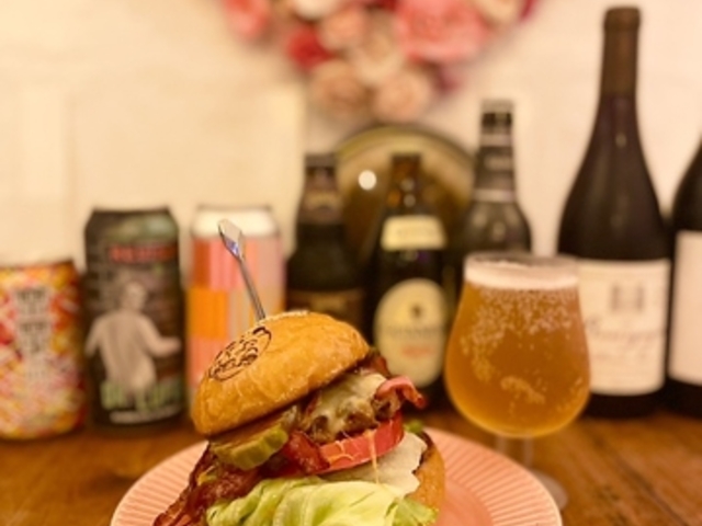 TWO BRITS BURGER BAR gD[ubco[K[o[̎ʐ^1