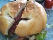 ܁[Ɂ[̐ӂ̃JtFeX̓eʐ^1