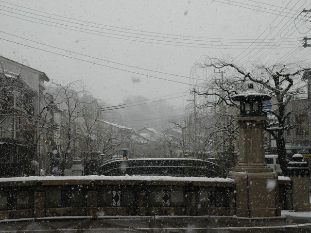 ため息が出るくらい雪景色と温泉街がマッチしてると思います。_城崎温泉の町並み