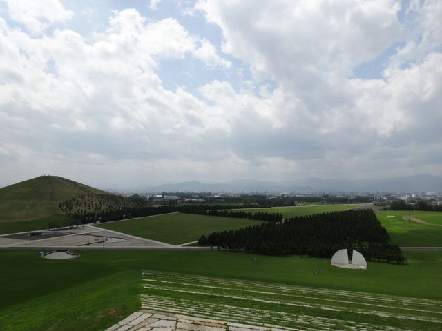 �L��ȕ~�n�ɂ͎R��A�r�A�����A�L�ꂪ��������܂��B_���G��������