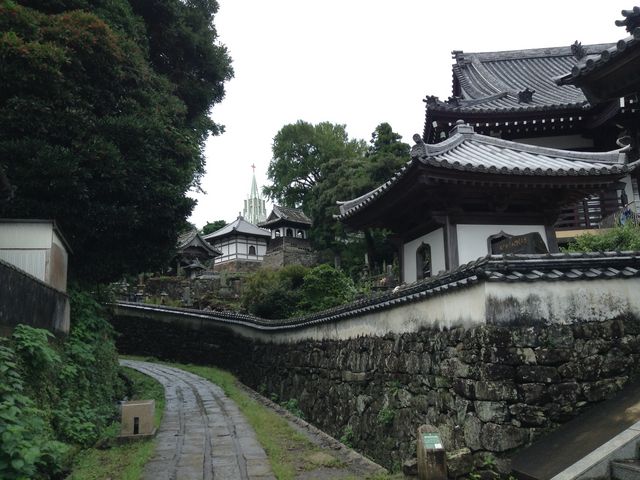 寺院と教会が見える風景_平戸ザビエル記念教会