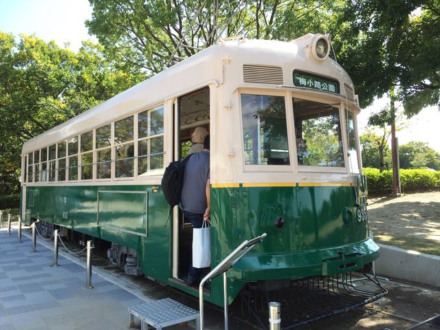 公園の入口には土日祝日だけ案内所兼休憩所として解放されるチンチン電車の車両がありました。_梅小路公園