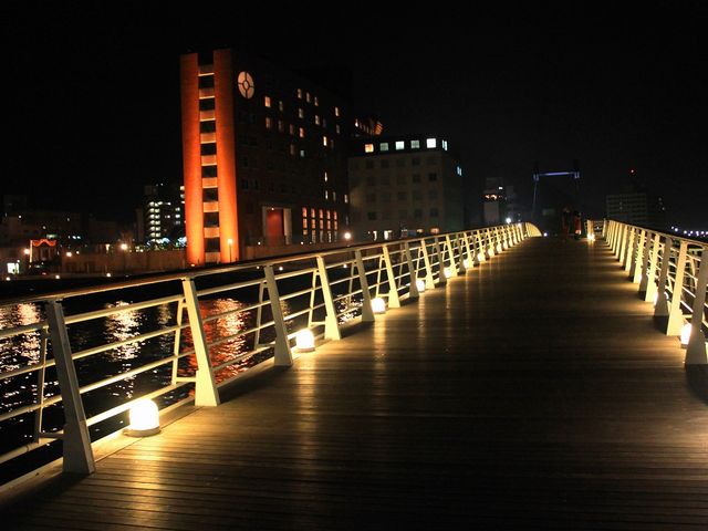 跳ね橋～夜はライトアップされて、歩けます。_門司港レトロ地区