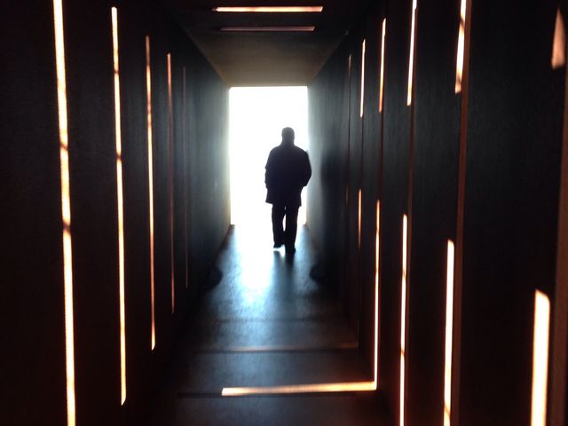 �O�ɂ���g���l����̃A�[�g�B���ꂽ���͌��z�I�ȃV���G�b�g���A�����яオ��B_�������������A�[�g�̐X