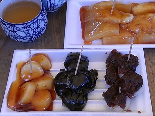 お団子と味噌おでん。無料のあたたかーいお茶。_鹽竈神社