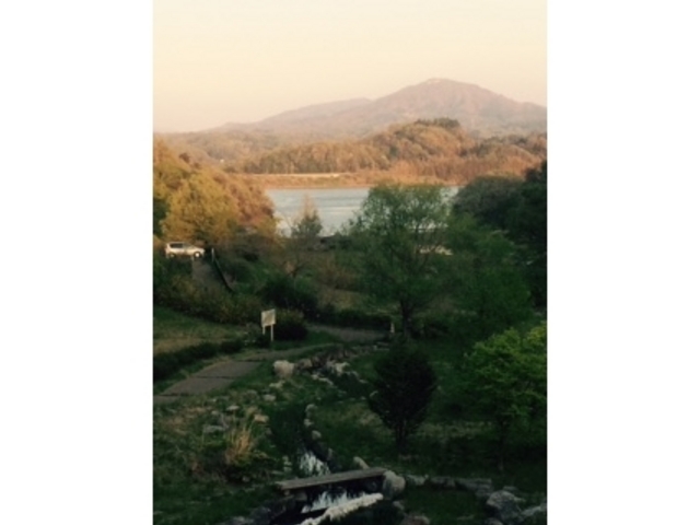 �O�t�_���Ɍ������ĉ���Ă����ƁA�L�����Y��Ȍ���������܂��B_�O�t�̗� �c��������