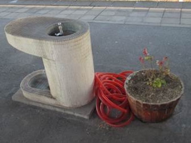 �A���e�B�[�N�Ȑ����ݏ�ł��B_�����c��