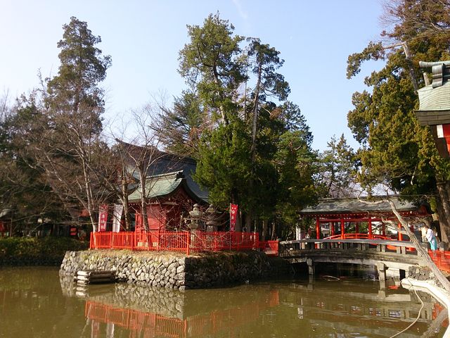 池ノ上に浮かぶように鎮座なされています。ありがたかったです。_生島足島神社