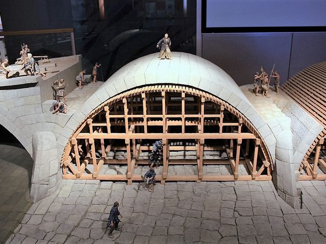 ؍ނ̍g݂ɃA[`΂ς_΋LO