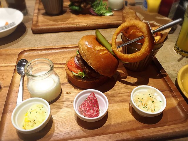 ڂIVB
o[K[̓iCt&tH[NŐHׂ邩A
p̕ݎɓĎŐHׂ܂B_Jv`[U DykX