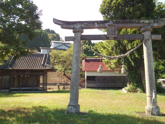 ���̎�O�ɍ݂�̂́A�������i��_�`�j�Ɛ_�y�a_�O���_��