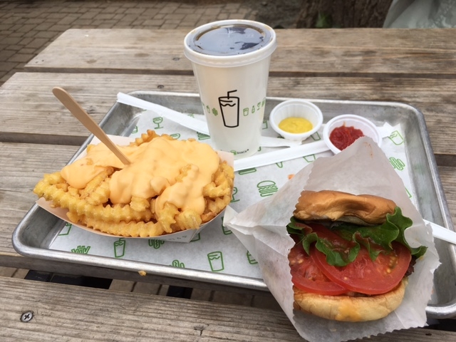 �V���b�N�o�[�K�[�ƃ`�[�Y�t���C
_�V�F�C�N �V���b�N �O�������傤���ؓX�iSHAKE SHACK�j