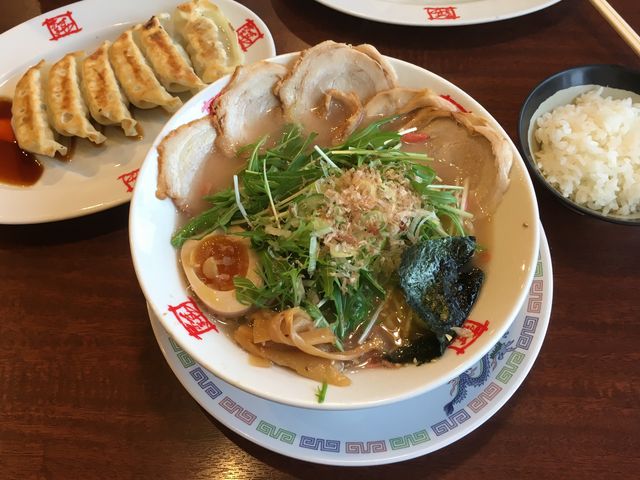 ua`[V[ˁvECXELqB݂ɁA`[V[̓gbsOBiQ/Qj_⃉[ʓX