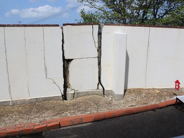 �f�w�ɂ���Ĕj�󂳂ꂽ��_�k�W�k�ЋL�O�����@�쓇�f�w�ۑ���