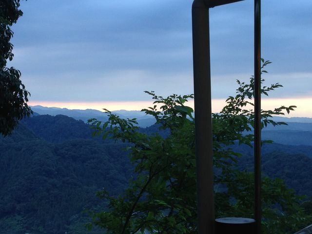 テラス席から見た夕暮れの景色_高尾山ビアマウント