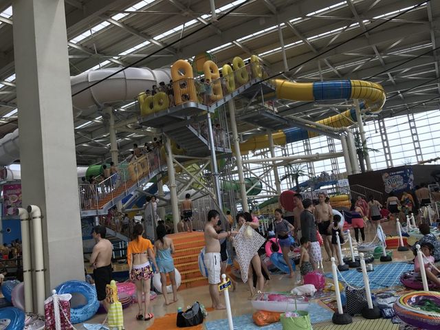 夏の土日はすごい人_スパワールド 世界の大温泉