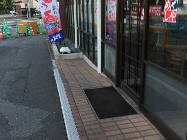 y[̃UE߂␼ɓX̓eʐ^1