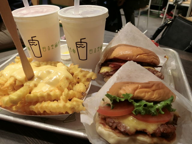 �o�[�K�[�ƃ|�e�g_�V�F�C�N �V���b�N �O�������傤���ؓX�iSHAKE SHACK�j