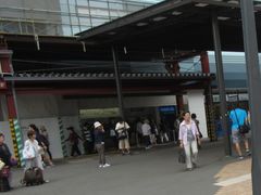 �A���X����̉w�����^�J�[�M�C�w�c�Ə��ւ̓��e�ʐ^1