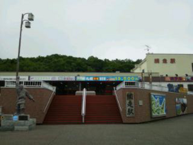 �ԑ��w��������ꂽ�x�O�ɂ��铹�̉w_���̉w ���X�X���ԑ�