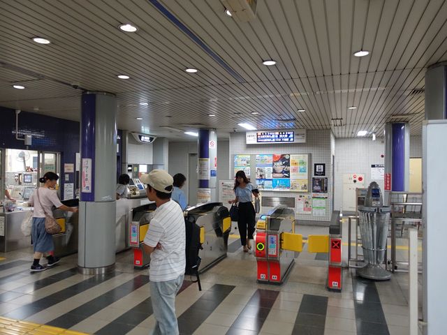 ���ʂ̉w�ł�_���s�s�c�n���S ������ �R��w