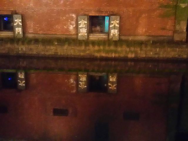 �^�͂̐��ʂɉf��Α��q�q��_�^�͂ƐΑ��q�ɌQ