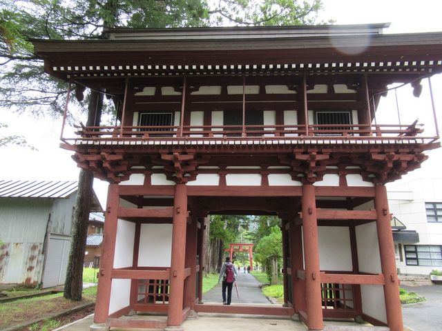 長い参道途中の門_須波阿須疑神社