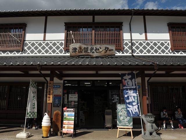 津山城跡の入り口にある_津山観光センター