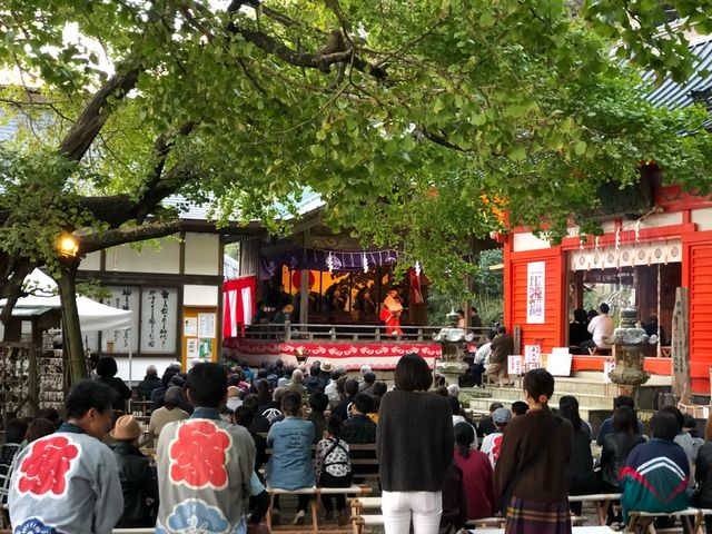 伊那下神社2(秋祭りの舞の奉納)中学生と思われる少年が舞台で舞っていました。_伊那下神社