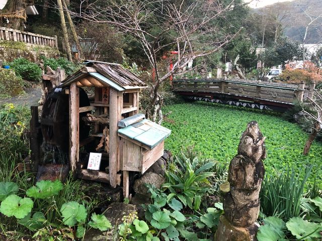 伊那下神社3(参道の途中にあった池と水車)_伊那下神社
