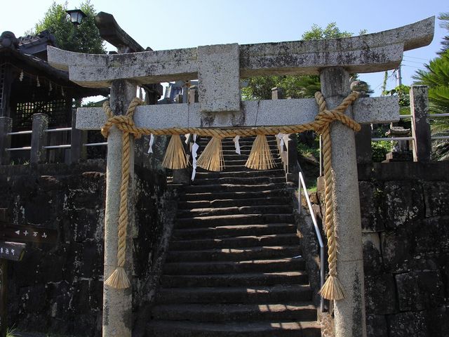 橋のたもとにある八坂神社。_祇園橋