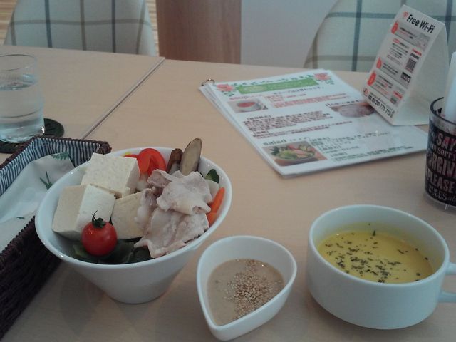 okapee33Medical Herb Cafe fBJn[uJtF̓eʐ^1