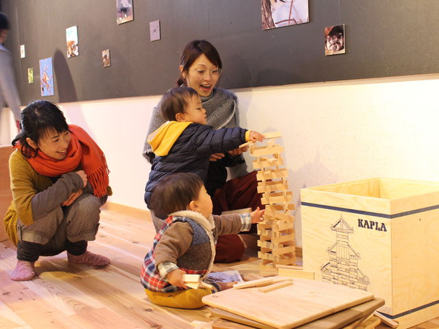 �X�̂��΂��ł͖؂̂�������Ŋy�����V�ׂ܂��B_�A�N�A�}�������Ȃ킵��J���Z�~������