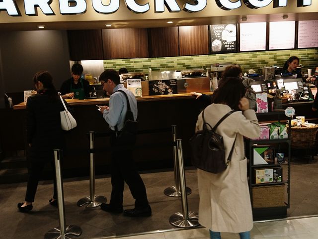 �X�܊O��_�X�^�[�o�b�N�X�E�R�[�q�[ ���~�l�k��Z�X