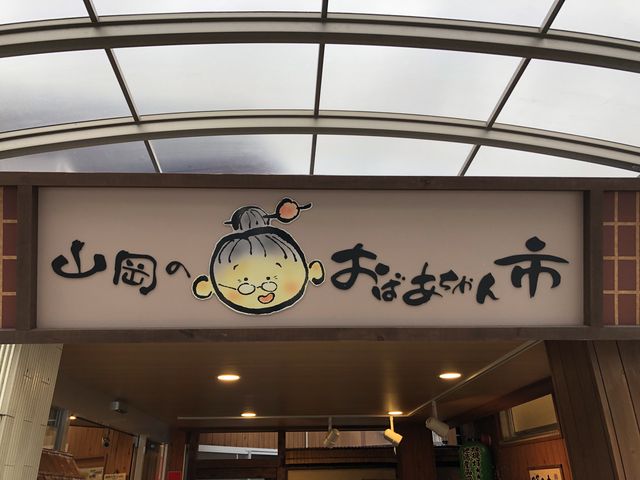 ���X�����_���̉w�@���΂������s�E�R��