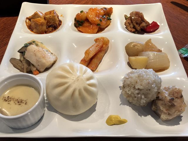 3��قǂ�����A�J���[�����ɔ�����������
���l�i���z�e���̊��Ɋi���ł����B_���[�Y�z�e�����l �u���X���[�~���[���E�t�H�[��