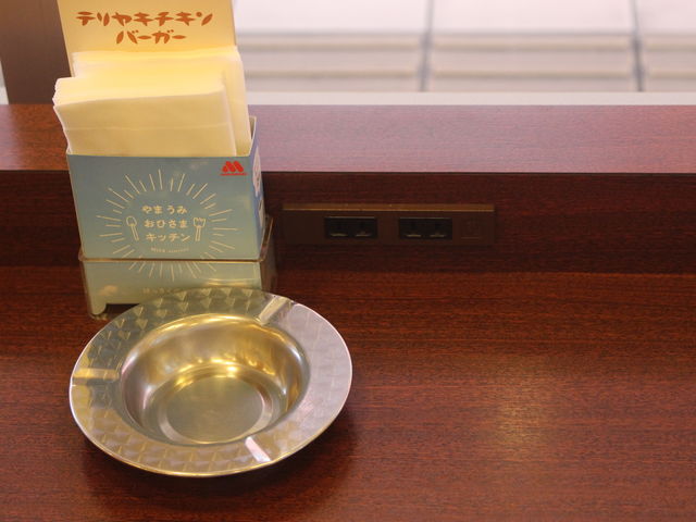 iȂƃRZg܂B_Xo[K[vĉwXiMOS BURGERj