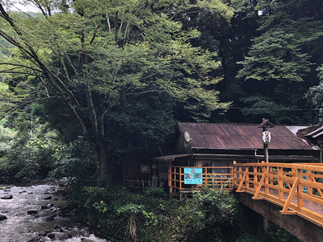 この橋を渡っていきます。_大沢温泉
