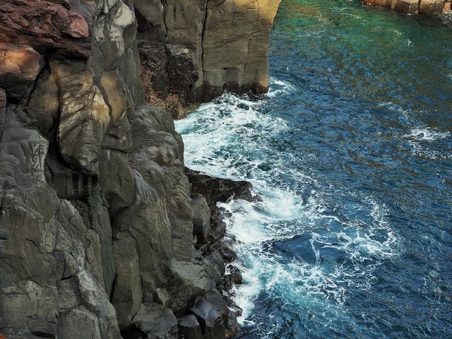 岩に抱かれる波_城ケ崎海岸