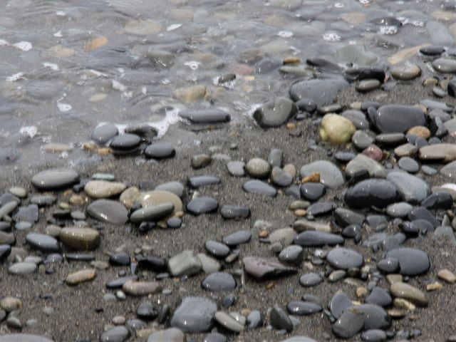 �߂��̔g�ł��ہ@��Ώ�̐΂�_��ΊC�݌��ʑD