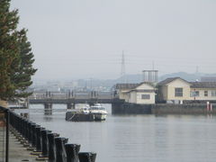 �̂�䂫����̎O�r�`�ƌ��̍q�H�ւ̓��e�ʐ^1