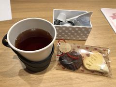 紅茶のサービスと、バレンタインとのことでクッキーも頂きました。_AIGIS表参道店
