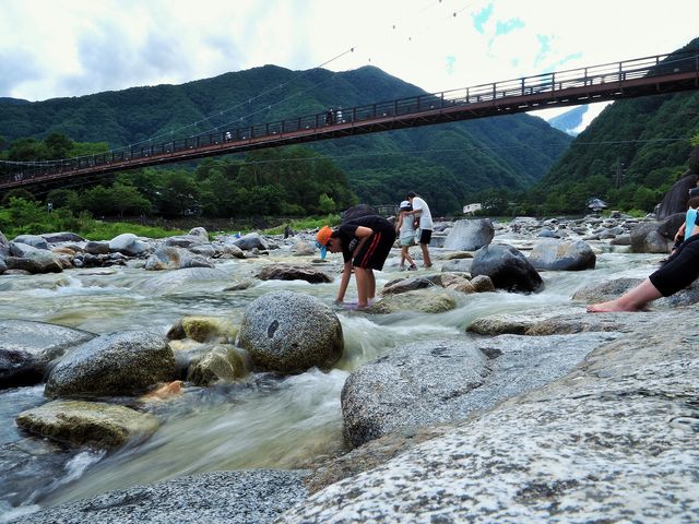 大田切川の水で遊ぶ子供たち_こまくさ橋
